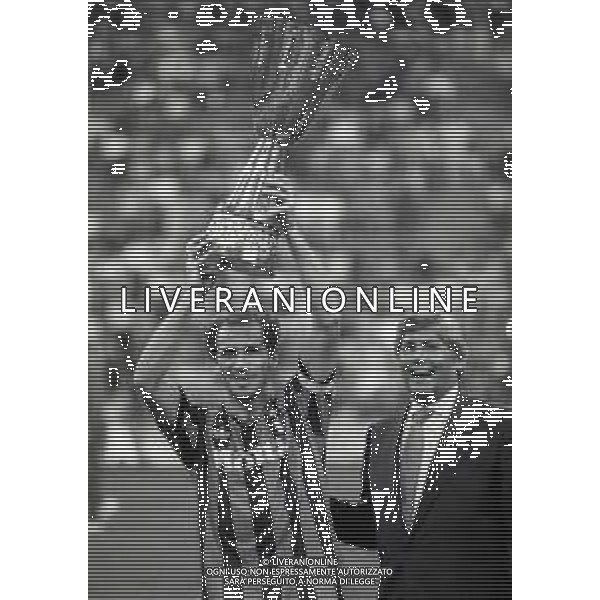 30-08-1992 MILANO FINALE DI SUPERCOPPA ITALIANA MILAN PARMA 2-1 NELLA FOTO FRANCO BARESI CON LA SUPERCOPPA ITALIANA AG ALDO LIVERANI SAS