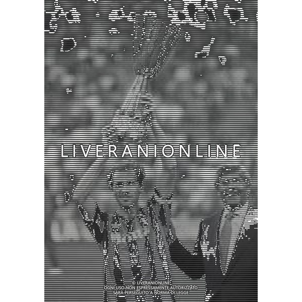 30-08-1992 MILANO FINALE DI SUPERCOPPA ITALIANA MILAN PARMA 2-1 NELLA FOTO FRANCO BARESI CON LA SUPERCOPPA ITALIANA AG ALDO LIVERANI SAS
