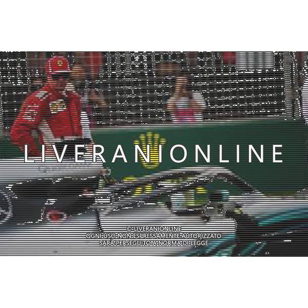 Kimi Raikkonen (FIN) Ferrari looks at the Mercedes AMG F1 W09 of Lewis Hamilton (GBR) Mercedes AMG F1 in qualifying parc ferme. 24.03.2018. Formula 1 World Championship, Rd 1, Australian Grand Prix, Albert Park, Melbourne, Australia, Qualifying Day. / AGENZIA ALDO LIVERANI SAS - ITALY ONLY EDITORIAL USE ONLY - F1 Prove Ufficiali Qualifiche - Formula One World Championship - Australian Grand Prix - Qualifying Day - Melbourne, Australia 24 marzo 2018