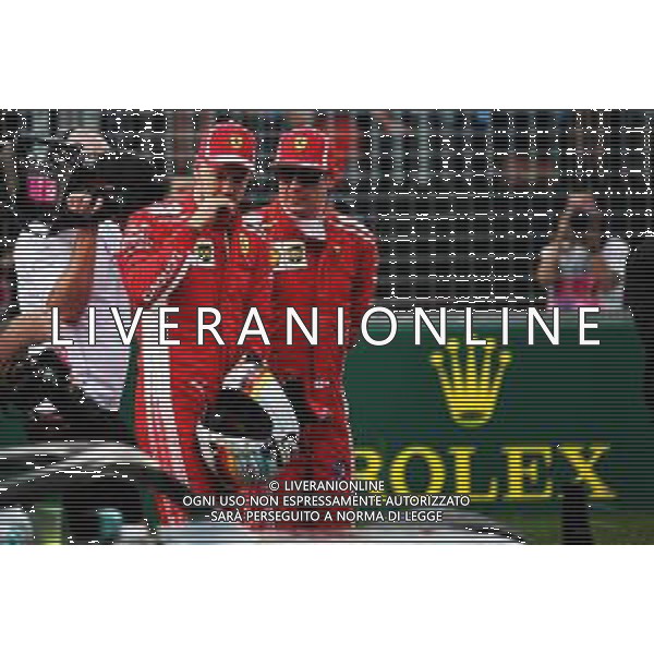 (L to R): Sebastian Vettel (GER) Ferrari and team mate Kimi Raikkonen (FIN) Ferrari look at the Mercedes AMG F1 W09 of Lewis Hamilton (GBR) Mercedes AMG F1 in qualifying parc ferme. 24.03.2018. Formula 1 World Championship, Rd 1, Australian Grand Prix, Albert Park, Melbourne, Australia, Qualifying Day. / AGENZIA ALDO LIVERANI SAS - ITALY ONLY EDITORIAL USE ONLY - F1 Prove Ufficiali Qualifiche - Formula One World Championship - Australian Grand Prix - Qualifying Day - Melbourne, Australia 24 marzo 2018