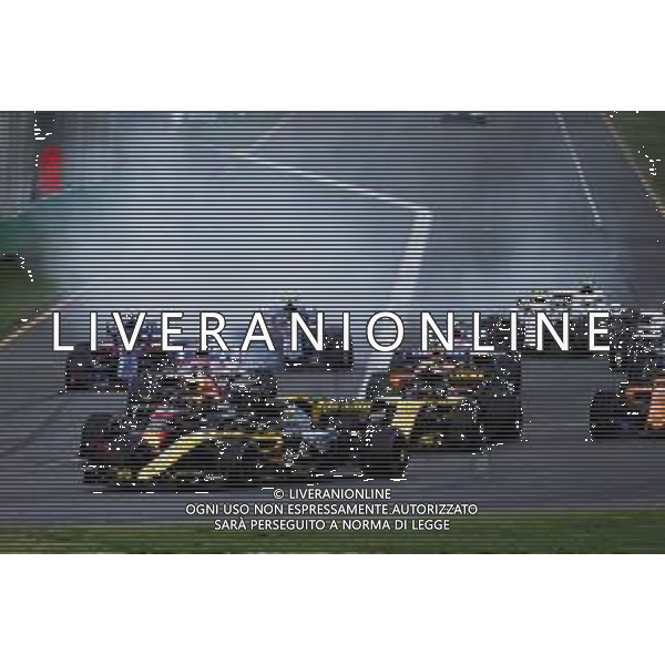 Nico Hulkenberg (GER) Renault Sport F1 Team RS18 at the start of the race. 25.03.2018. Formula 1 World Championship, Rd 1, Australian Grand Prix, Albert Park, Melbourne, Australia, Race Day. / AGENZIA ALDO LIVERANI SAS - ITALY ONLY EDITORIAL USE ONLY