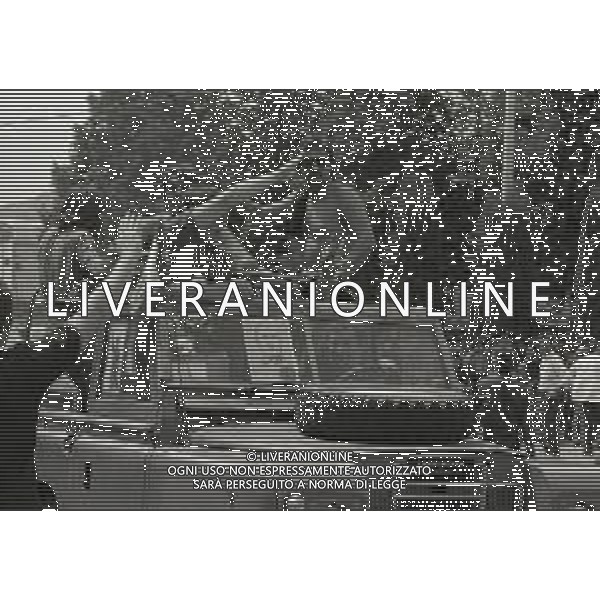 1983 PREDAPPIO CRIPTA DI BENITO MUSSOLINI CIMITERO DI SAN CASSIANO CENTENARIO DELLA NASCITA DI BENITO MUSSOLINI NELLA FOTO FANS DI BEMITO MUSSOLINI AG ALDO LIVERANI SAS