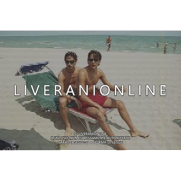 I FRATELLI INZAGHI AL MARE SULLA SPIAGGIA DI MILANO MARITTIMA ESTATE 1999 NELLA FOTO FILIPPO E SIMONE ©ARCHIVIO / AGENZIA ALDO LIVERANI SAS