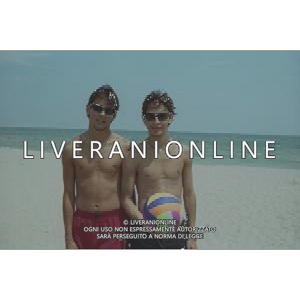 I FRATELLI INZAGHI AL MARE SULLA SPIAGGIA DI MILANO MARITTIMA ESTATE 1999 NELLA FOTO FILIPPO E SIMONE ©ARCHIVIO / AGENZIA ALDO LIVERANI SAS