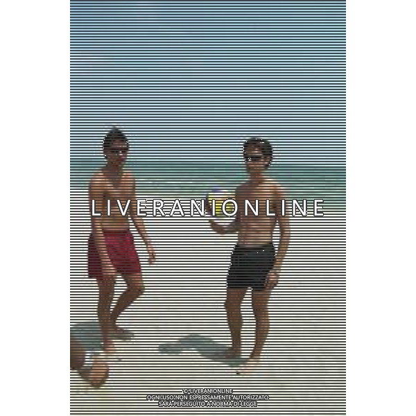 I FRATELLI INZAGHI AL MARE SULLA SPIAGGIA DI MILANO MARITTIMA ESTATE 1999 NELLA FOTO FILIPPO E SIMONE ©ARCHIVIO / AGENZIA ALDO LIVERANI SAS