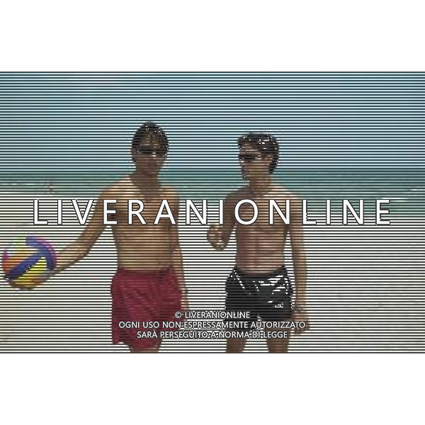 I FRATELLI INZAGHI AL MARE SULLA SPIAGGIA DI MILANO MARITTIMA ESTATE 1999 NELLA FOTO FILIPPO E SIMONE ©ARCHIVIO / AGENZIA ALDO LIVERANI SAS