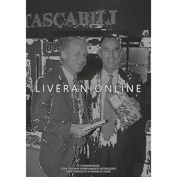 1996 MILANO PRESENTAZIONE DEL LIBRO FISCHIA IL TRAP NELLA FOTO GIOVANNI TRAPATTONI CON ANGELO CAROLI AUTORE DEL LIBRO AG ALDO LIVERANI SAS