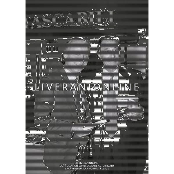 1996 MILANO PRESENTAZIONE DEL LIBRO FISCHIA IL TRAP NELLA FOTO GIOVANNI TRAPATTONI CON ANGELO CAROLI AUTORE DEL LIBRO AG ALDO LIVERANI SAS