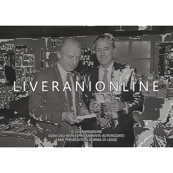 1996 MILANO PRESENTAZIONE DEL LIBRO FISCHIA IL TRAP NELLA FOTO GIOVANNI TRAPATTONI CON ANGELO CAROLI AUTORE DEL LIBRO AG ALDO LIVERANI SAS