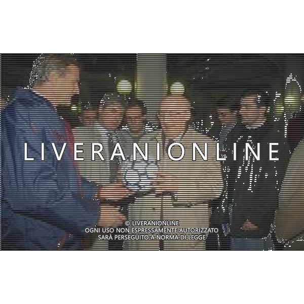 ANTONINO CAPONNETTO, Magistrato Italiano ad Appiano Gentile nel 1996 nella foto riceve da Giacinto Facchetti un pallone con gli autografi dei giocatori dell\'inter ©ARCHIVIO / AGENZIA ALDO LIVERANI SAS
