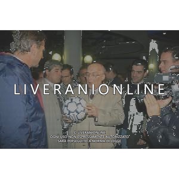 ANTONINO CAPONNETTO, Magistrato Italiano ad Appiano Gentile nel 1996 nella foto riceve da Giacinto Facchetti un pallone con gli autografi dei giocatori dell\'inter ©ARCHIVIO / AGENZIA ALDO LIVERANI SAS