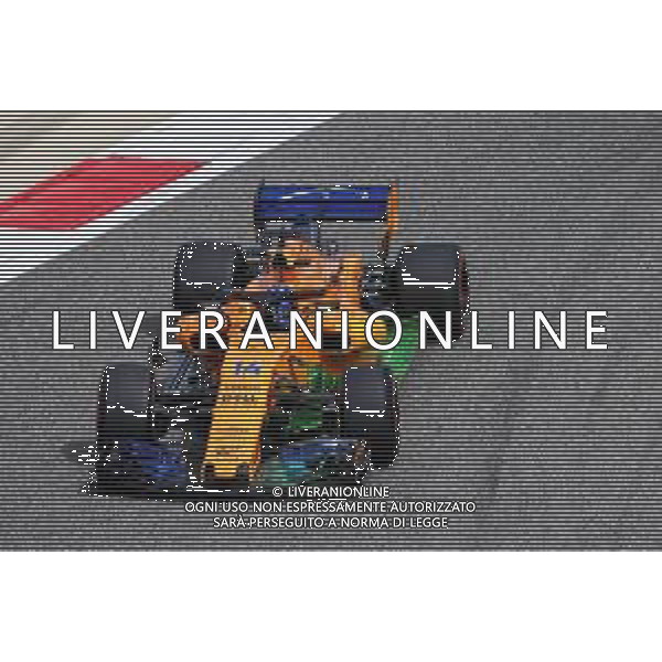 Fernando Alonso (ESP) McLaren MCL33 with flow-vis paint. 06.04.2018. Formula 1 World Championship, Rd 2, Bahrain Grand Prix, Sakhir, Bahrain, Practice Day / AGENZIA ALDO LIVERANI SAS - ITALY ONLY EDITORIAL USE ONLY - F1 Motor Racing - Formula One World Championship - Bahrain Grand Prix - Practice Day - Sakhir, Bahrain 06.04.2018