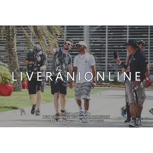 Lewis Hamilton (GBR) Mercedes AMG F1 with fans. 07.04.2018. Formula 1 World Championship, Rd 2, Bahrain Grand Prix, Sakhir, Bahrain, Qualifying Day. / AGENZIA ALDO LIVERANI SAS - ITALY ONLY EDITORIAL USE ONLY - F1 Motor Racing - Formula One World Championship - Bahrain Grand Prix - Prove Ufficiali Qualifiche Sakhir, Bahrain 07.04.2018