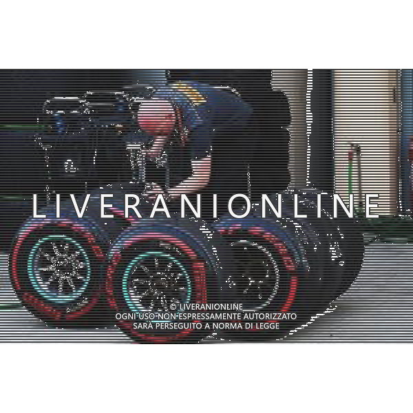Pirelli engineer with tyres. 07.04.2018. Formula 1 World Championship, Rd 2, Bahrain Grand Prix, Sakhir, Bahrain, Qualifying Day. / AGENZIA ALDO LIVERANI SAS - ITALY ONLY EDITORIAL USE ONLY - F1 Motor Racing - Formula One World Championship - Bahrain Grand Prix - Prove Ufficiali Qualifiche Sakhir, Bahrain 07.04.2018