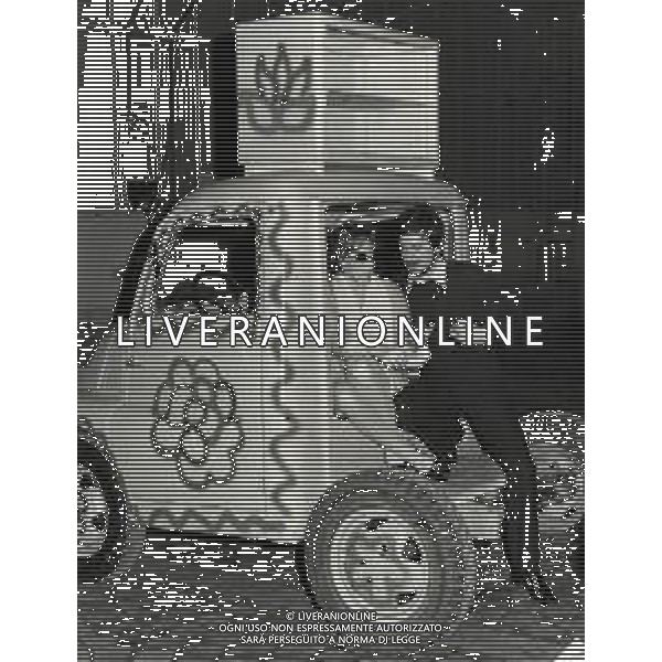 RETROSPETTIVA ORNELLA VANONI CANTANTE NELLA FOTO ORNELLA VANONI CON GIGI PROIETTI AG ALDO LIVERANI SAS