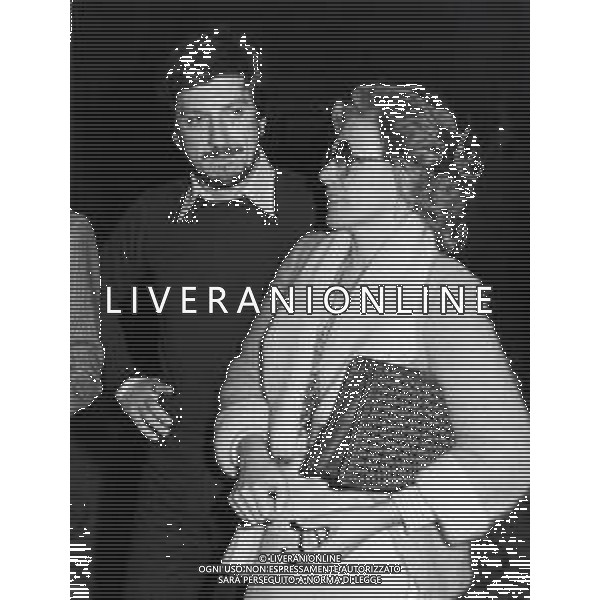 RETROSPETTIVA ORNELLA VANONI CANTANTE NELLA FOTO ORNELLA VANONI CON GIGI PROIETTI AG ALDO LIVERANI SAS