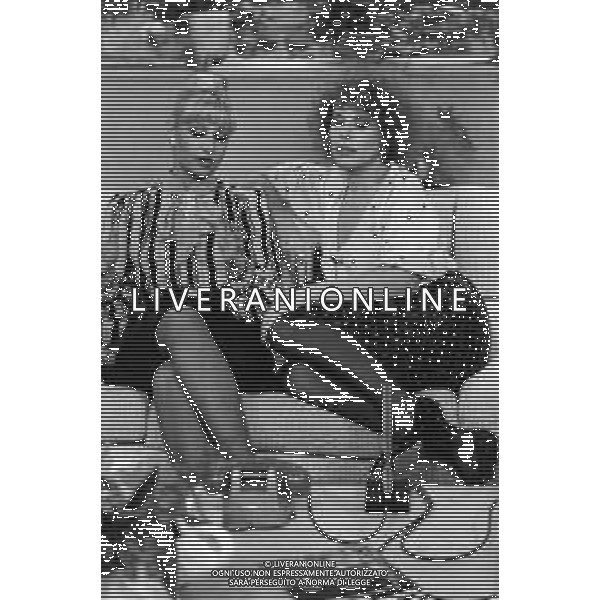 RETROSPETTIVA ORNELLA VANONI CANTANTE NELLA FOTO ORNELLA VANONI CON RAFFAELLA CARRA\' AG ALDO LIVERANI SAS