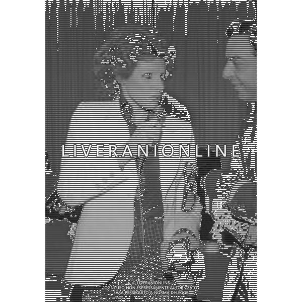 RETROSPETTIVA ORNELLA VANONI CANTANTE NELLA FOTO ORNELLA VANONI A SALSOMAGGIORE 1973 AG ALDO LIVERANI SAS