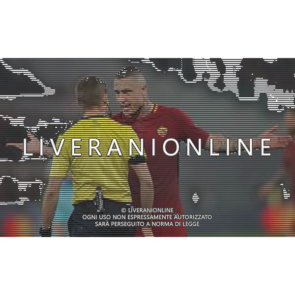 UEFA Champions League 2017/2018 Quarti di Finale Ritorno Roma - 10.04.2018 Roma-Barcellona Nella Foto: rada nainggolan protesta con l’arbitro Clement Turpin /Ph.Vitez-Ag. Aldo Liverani
