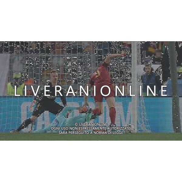 UEFA Champions League 2017/2018 Quarti di Finale Ritorno Roma - 10.04.2018 Roma-Barcellona Nella Foto: il fallo del rigore di gerard pique\' su edin dzeko /Ph.Vitez-Ag. Aldo Liverani