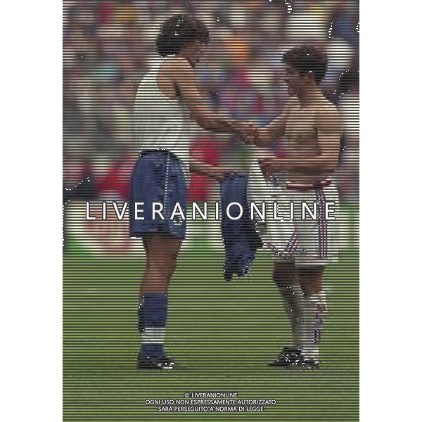 03-07-1998 CAMPIONATO DEL MONDO FRANCIA 98 PARIGI-ITALIA FRANCIA 0-0 AI SUPPLEMENTARI 4-3 NELLA FOTO PAOLO MALDINI E BIXENTE LIZARAZU AG ALDO LIVERANI SAS