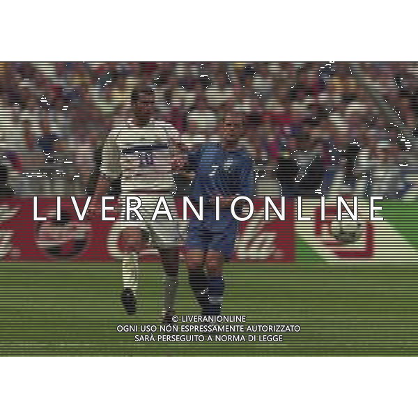 03-07-1998 CAMPIONATO DEL MONDO FRANCIA 98 PARIGI-ITALIA FRANCIA 0-0 AI SUPPLEMENTARI 4-3 NELLA FOTO ZINEDINE ZIDANE E GIANLUCA PESSOTTO AG ALDO LIVERANI SAS