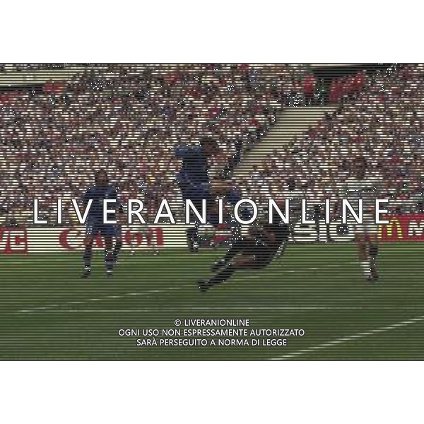 03-07-1998 CAMPIONATO DEL MONDO FRANCIA 98 PARIGI-ITALIA FRANCIA 0-0 AI SUPPLEMENTARI 4-3 NELLA FOTO CHRISTIAN VIERI E FABIEN BARTHEZ AG ALDO LIVERANI SAS