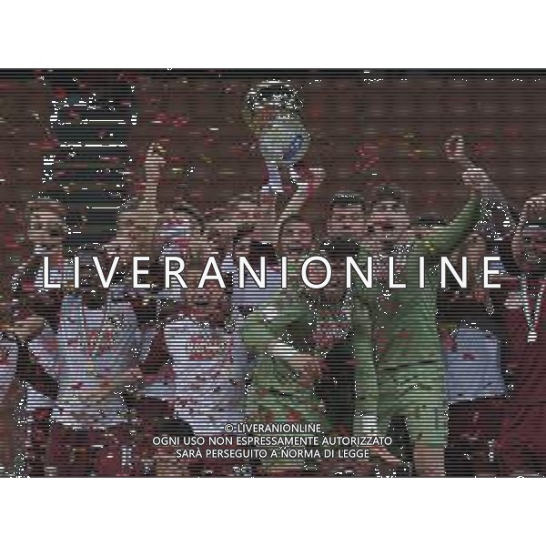 Coppa Italia TIM Cup Primavera 2017/2018 Finale Ritorno Milano - 13.04.2018 Milan-Torino Nella Foto:D’Alena Antonio Alza la coppa e festeggia con i compagni /Ph.Vitez-Ag. Aldo Liverani