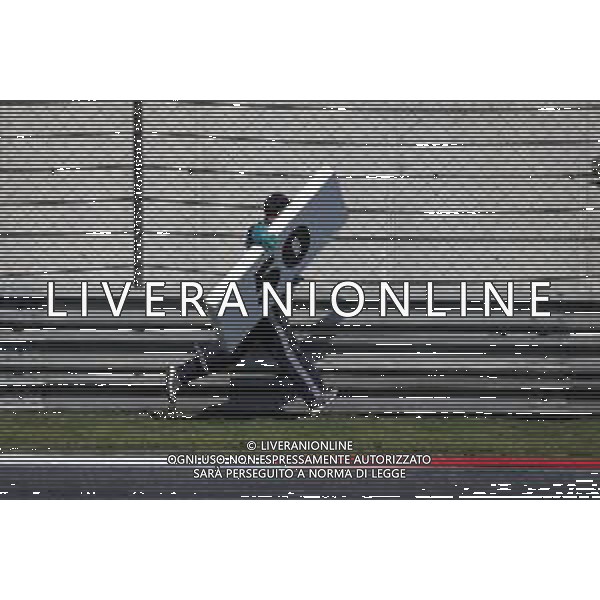 A marshal with a 50 meter board. 15.04.2018. Formula 1 World Championship, Rd 3, Chinese Grand Prix, Shanghai, China, Race Day. / AGENZIA ALDO LIVERANI SAS - ITALY ONLY EDITORIAL USE ONLY