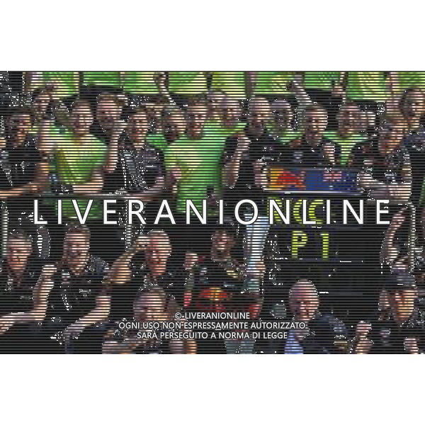 Race winner Daniel Ricciardo (AUS) Red Bull Racing celebrates with the team. 15.04.2018. Formula 1 World Championship, Rd 3, Chinese Grand Prix, Shanghai, China, Race Day. / AGENZIA ALDO LIVERANI SAS - ITALY ONLY EDITORIAL USE ONLY