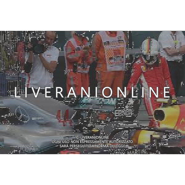 Sebastian Vettel (GER) Ferrari SF71H looking at Lewis Hamilton\'s car. 15.04.2018. Formula 1 World Championship, Rd 3, Chinese Grand Prix, Shanghai, China, Race Day. / AGENZIA ALDO LIVERANI SAS - ITALY ONLY EDITORIAL USE ONLY