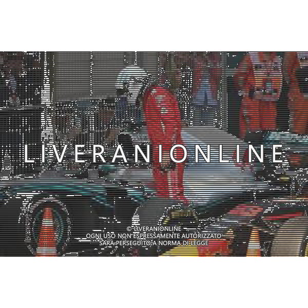 Sebastian Vettel (GER) Ferrari SF71H looking at Lewis Hamilton\'s car. 15.04.2018. Formula 1 World Championship, Rd 3, Chinese Grand Prix, Shanghai, China, Race Day. / AGENZIA ALDO LIVERANI SAS - ITALY ONLY EDITORIAL USE ONLY