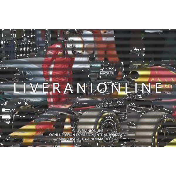 Sebastian Vettel (GER) Ferrari SF71H looking at Max Verstappen\'s car. 15.04.2018. Formula 1 World Championship, Rd 3, Chinese Grand Prix, Shanghai, China, Race Day. / AGENZIA ALDO LIVERANI SAS - ITALY ONLY EDITORIAL USE ONLY