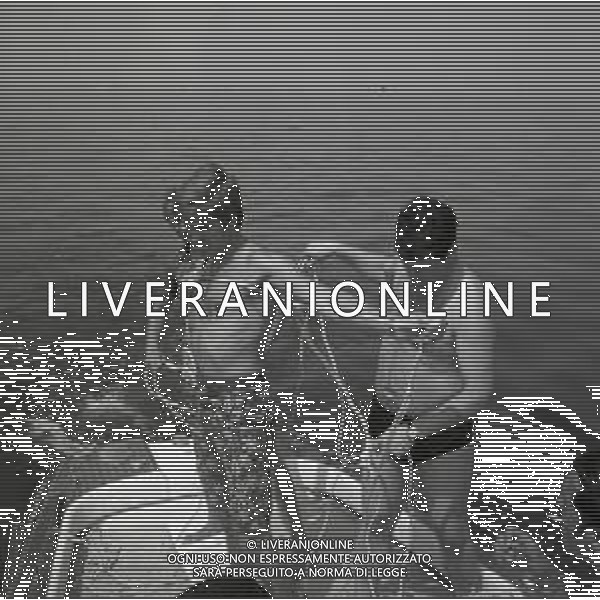 RETROSPETTIVA NINO BENVENUTI PUGILE A CESENATICO AGOSTO 1969 NELLA FOTO NINO BENVENUTI AL MARE CON AMICI E FAMIGLIA AG ALDO LIVERANI SAS