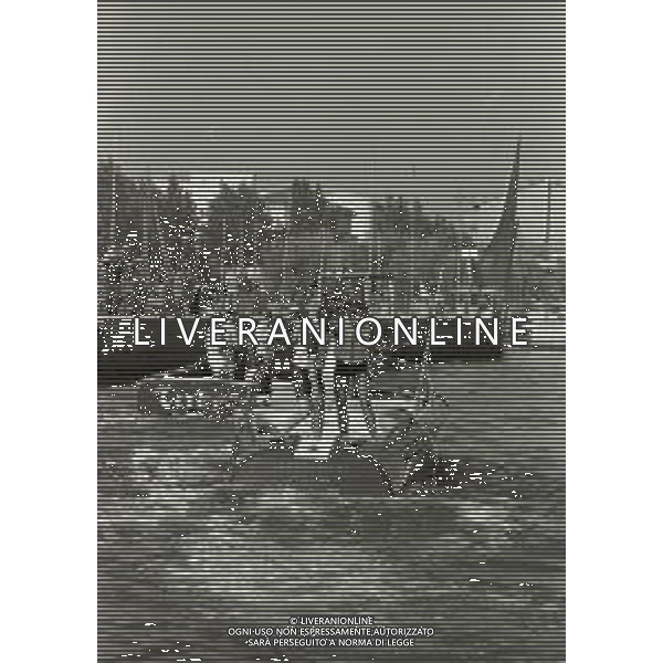 RETROSPETTIVA NINO BENVENUTI PUGILE A CESENATICO AGOSTO 1969 NELLA FOTO NINO BENVENUTI AL MARE CON AMICI E FAMIGLIA AG ALDO LIVERANI SAS