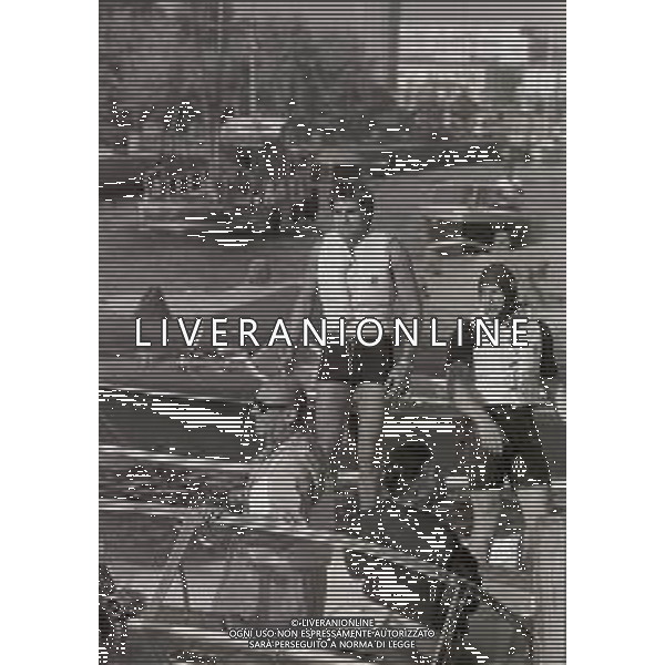 RETROSPETTIVA NINO BENVENUTI PUGILE A CESENATICO AGOSTO 1969 NELLA FOTO NINO BENVENUTI AL MARE CON AMICI E FAMIGLIA AG ALDO LIVERANI SAS