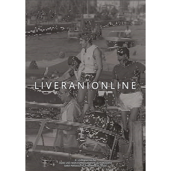 RETROSPETTIVA NINO BENVENUTI PUGILE A CESENATICO AGOSTO 1969 NELLA FOTO NINO BENVENUTI AL MARE CON AMICI E FAMIGLIA AG ALDO LIVERANI SAS