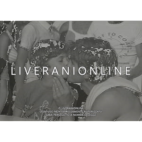 RETROSPETTIVA NINO BENVENUTI PUGILE A CESENATICO AGOSTO 1969 NELLA FOTO NINO BENVENUTI AL MARE CON AMICI E FAMIGLIA AG ALDO LIVERANI SAS