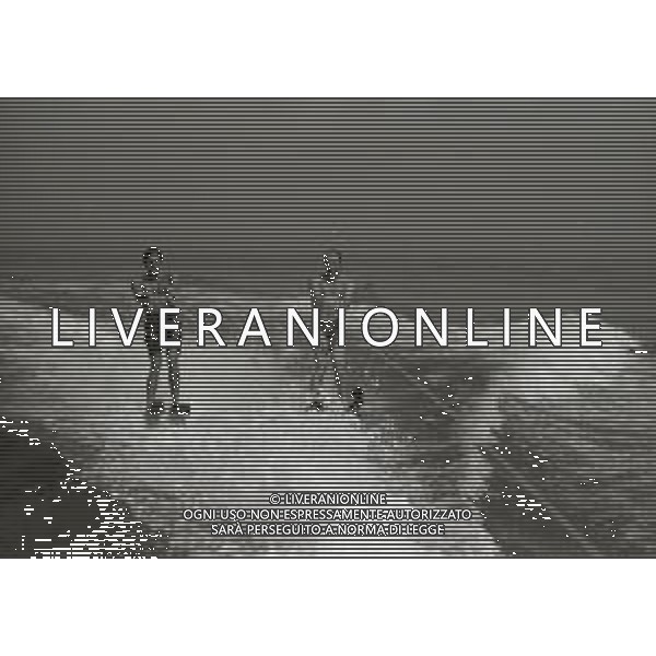 RETROSPETTIVA NINO BENVENUTI PUGILE A CESENATICO AGOSTO 1969 NELLA FOTO NINO BENVENUTI AL MARE CON AMICI E FAMIGLIA AG ALDO LIVERANI SAS