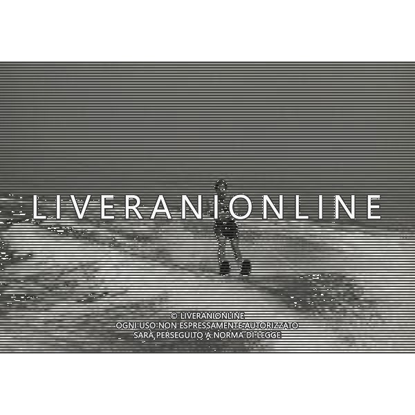 RETROSPETTIVA NINO BENVENUTI PUGILE A CESENATICO AGOSTO 1969 NELLA FOTO NINO BENVENUTI AL MARE CON AMICI E FAMIGLIA AG ALDO LIVERANI SAS