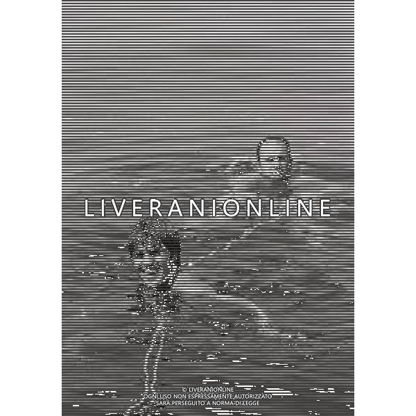 RETROSPETTIVA NINO BENVENUTI PUGILE A CESENATICO AGOSTO 1969 NELLA FOTO NINO BENVENUTI AL MARE CON AMICI E FAMIGLIA AG ALDO LIVERANI SAS