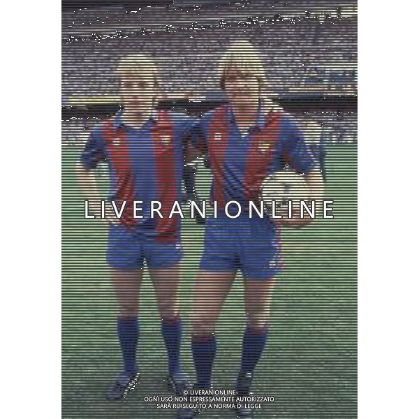RETROSPETTIVA BERNARD SCHUSTER CALCIATORE NELLA FOTO BERNARD SCHUSTER CON ARCHIBALD MAGLIA BARCELLONA 1985 AG ALDO LIVERANI SAS