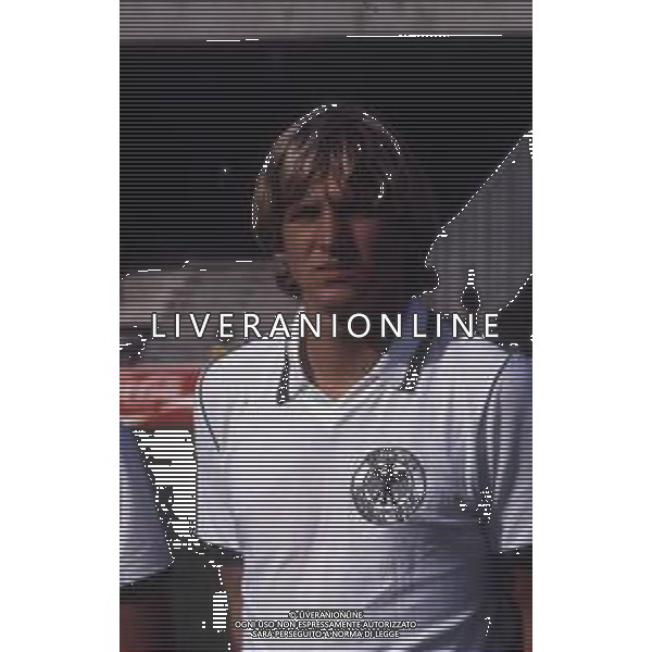 RETROSPETTIVA BERNARD SCHUSTER CALCIATORE NELLA FOTO BERNARD SCHUSTER CON LA MAGLIA DELLA NAZIONALE TEDESCA 1980 AG ALDO LIVERANI SAS