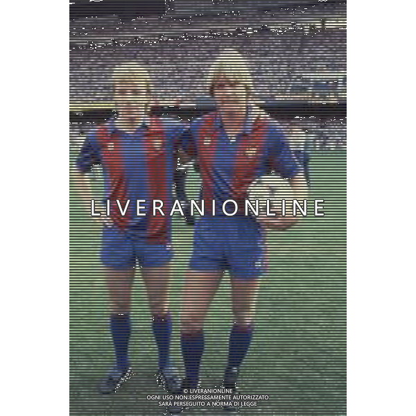 RETROSPETTIVA BERNARD SCHUSTER CALCIATORE NELLA FOTO BERNARD SCHUSTER E ARCHIBALD CON LA MAGLIA DEL BARCELLONA 1985 AG ALDO LIVERANI SAS