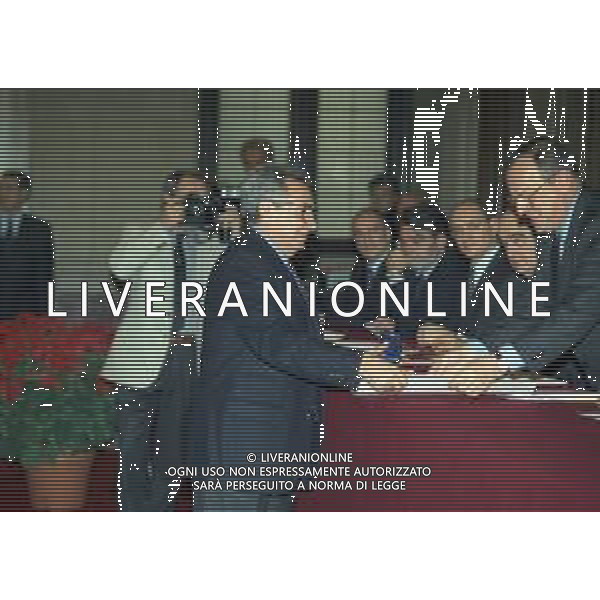 07-12-1996 MILANO CONSEGNA DELL\'ONOREFICENZA DELL\'AMBROGINO D\'ORO AL DIRETTORE DELLA GAZZETTA DELLO SPORT CANDIDO CANNAVO\' NELLA FOTO CANDIDO CANNAVO\' PREMAITO DAL SINDACO DI MILANO MARCO FORMENTINI AG ALDO LIVERANI SAS