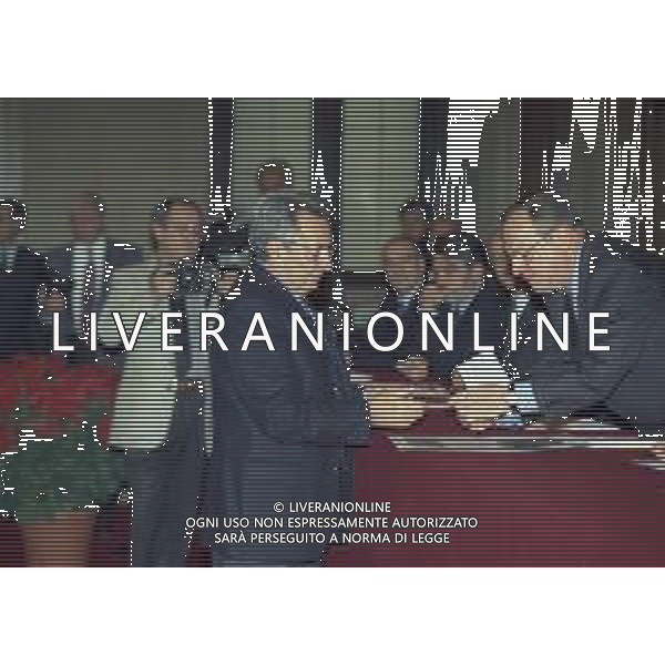 07-12-1996 MILANO CONSEGNA DELL\'ONOREFICENZA DELL\'AMBROGINO D\'ORO AL DIRETTORE DELLA GAZZETTA DELLO SPORT CANDIDO CANNAVO\' NELLA FOTO CANDIDO CANNAVO\' PREMIATO DAL SINDACO DI MILANO MARCO FORMENTINI AG ALDO LIVERANI SAS