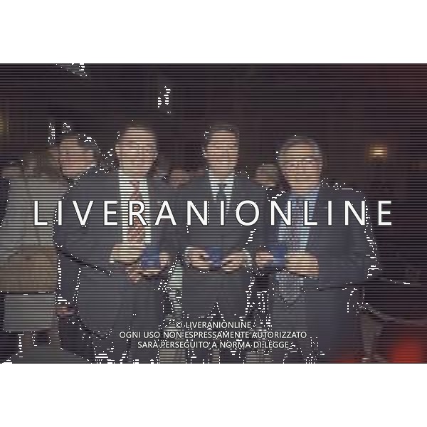 07-12-1996 MILANO CONSEGNA DELL\'ONOREFICENZA DELL\'AMBROGINO D\'ORO AL DIRETTORE DELLA GAZZETTA DELLO SPORT CANDIDO CANNAVO\' NELLA FOTO GIORGIO SQUINZI CON CANDIDO CANNAVO\' AG ALDO LIVERANI SAS