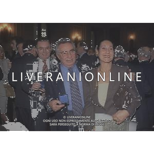 07-12-1996 MILANO CONSEGNA DELL\'ONOREFICENZA DELL\'AMBROGINO D\'ORO AL DIRETTORE DELLA GAZZETTA DELLO SPORT CANDIDO CANNAVO\' NELLA FOTO GIORGIO SQUINZI CON CANDIDO CANNAVO\' E LA MOGLIE AG ALDO LIVERANI SAS