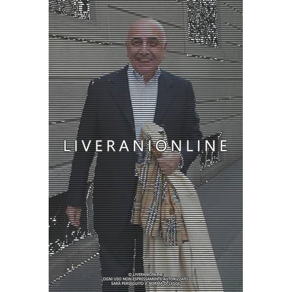MILANO 25/4/2005 ADRIANO GALLIANI IN GIRO PER LE VIE DEL CENTRO DI MILANO FOTO ROMANO/AG ALDO LIVERANI