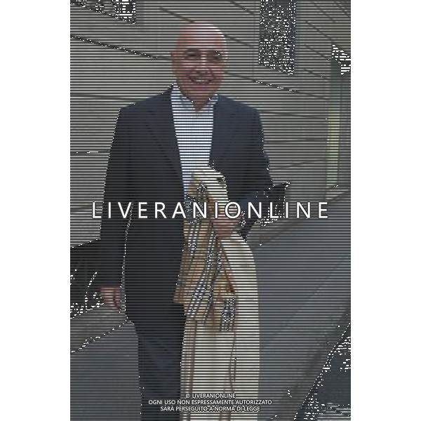 MILANO 25/4/2005 ADRIANO GALLIANI IN GIRO PER LE VIE DEL CENTRO DI MILANO FOTO ROMANO/AG ALDO LIVERANI